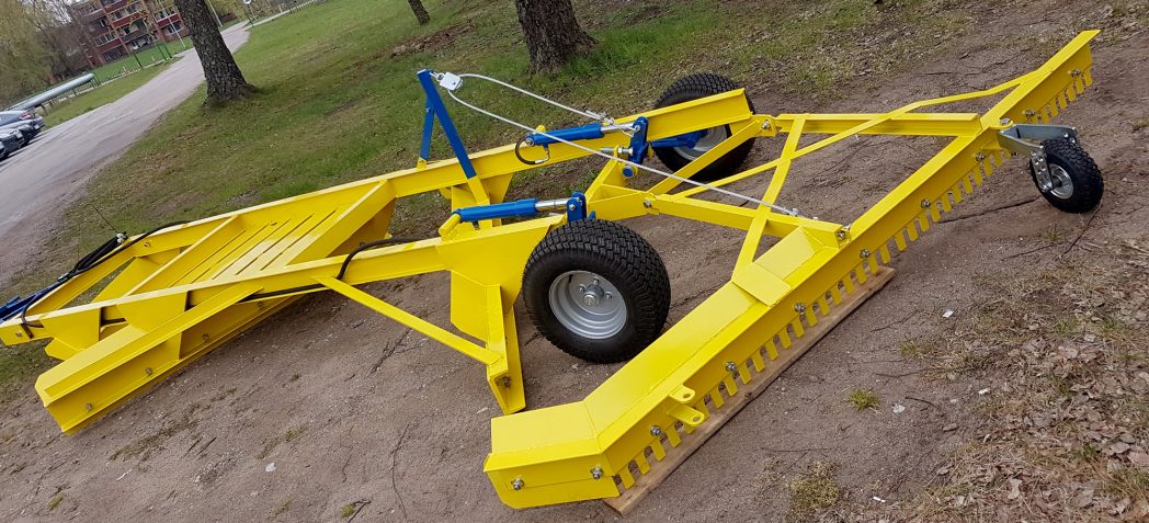 Road grader to the tractor for gravel roads